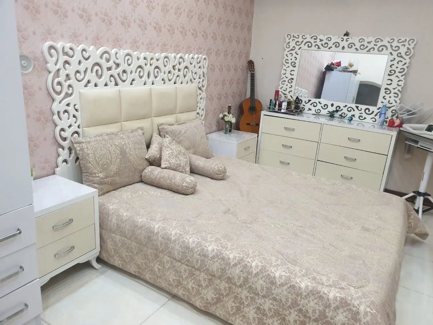 سرویس خواب|تخت و سرویس خواب|قم, چهل درخت‎|دیوار