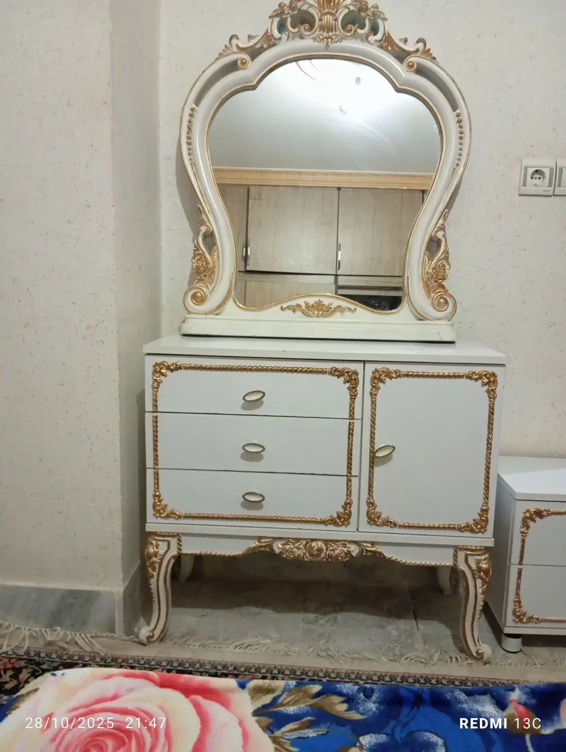 میز و آینه و پاتختی|تخت و سرویس خواب|فولادشهر, مسکن مهر فولادشهر|دیوار