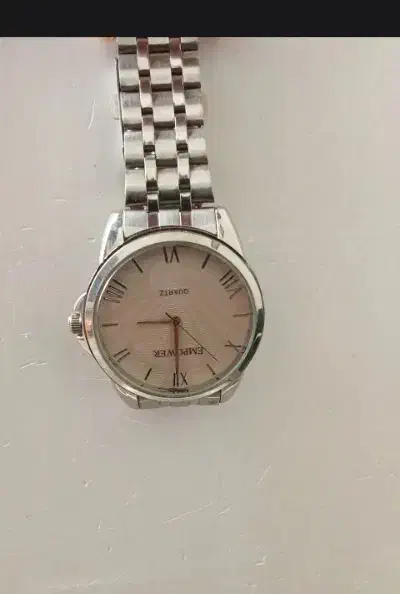 ساعت نو|ساعت|اسفراین, |دیوار