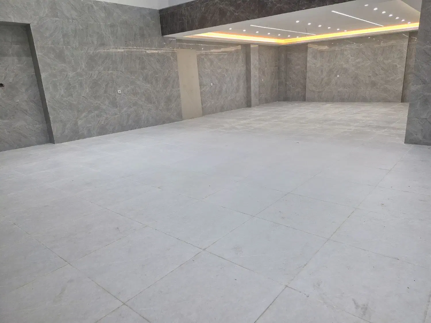 یک مغازه واقع در خیابان تختی برای رهن و اجاره|اجارهٔ مغازه و غرفه|بروجرد, |دیوار