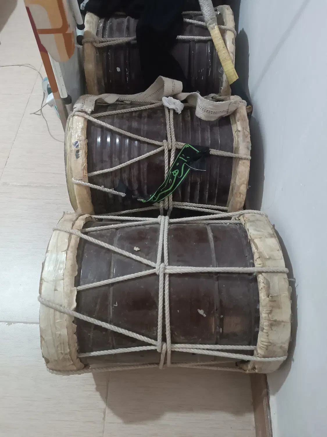 دمام بوشهری|درام و پرکاشن|شاهین‌شهر, شهرک هشت بهشت|دیوار