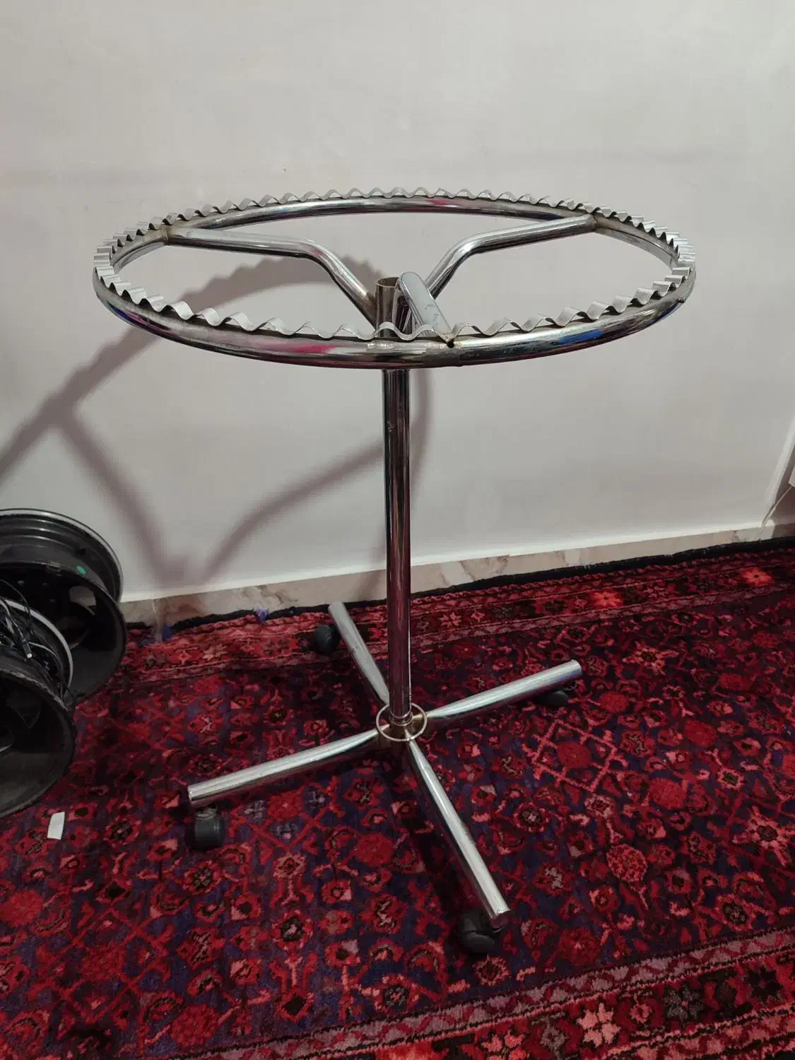 رگال|بندرخت و رخت‌آویز|رباط‌کریم, نصیرشهر|دیوار