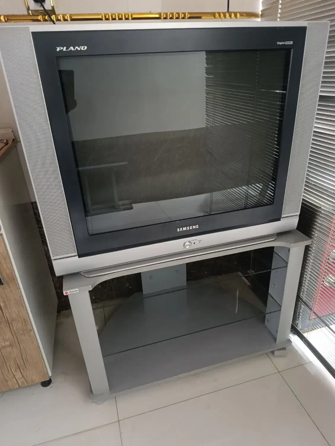 تلویزیون 29 اینچ سامسونگ با میز مخصوص|تلویزیون و پروژکتور|بستان آباد, |دیوار