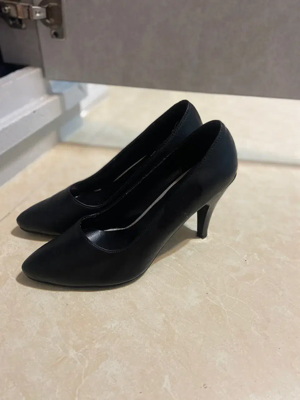 کفش مجلسی|کیف، کفش، کمربند|رشت, سعدی (تختی)|دیوار