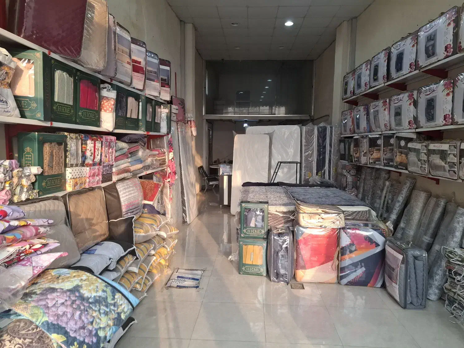 فروش مغازه ۶۰ متر با ۲۰ متر بالکن با شیشه سکوریت|فروش مغازه و غرفه|رشت, کوی طالقانی|دیوار