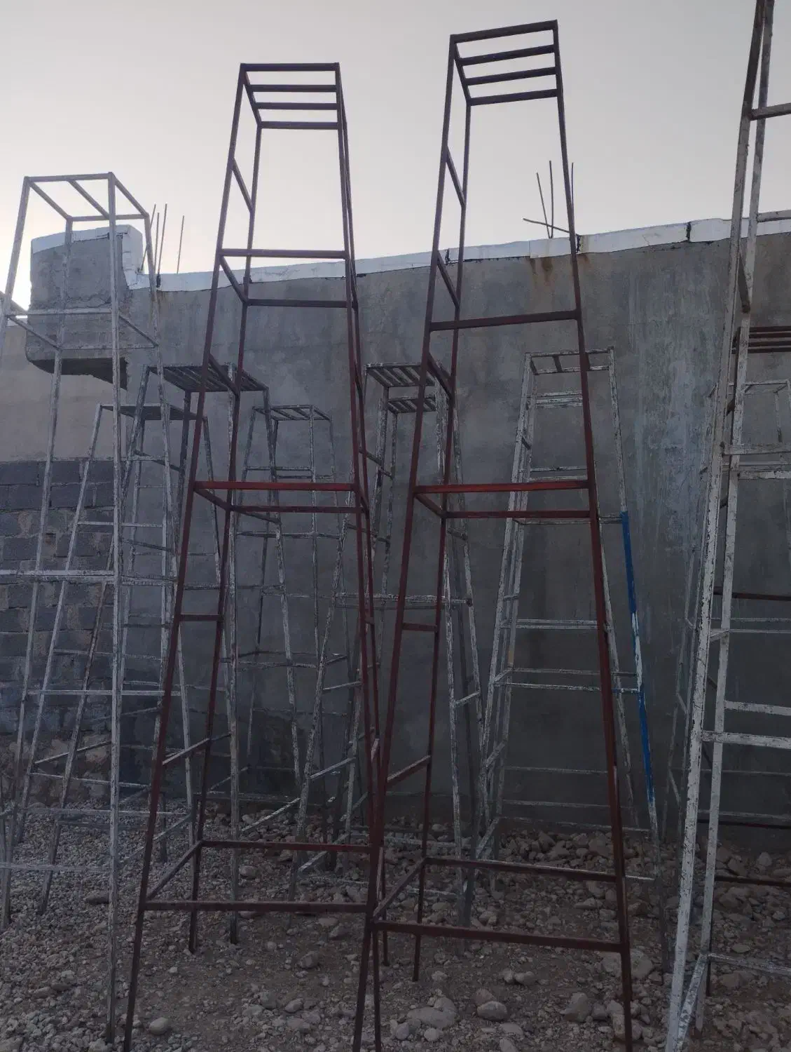 مقدارچهارپایه اهنی بفروش می‌رسد|ابزارآلات|لامرد, |دیوار