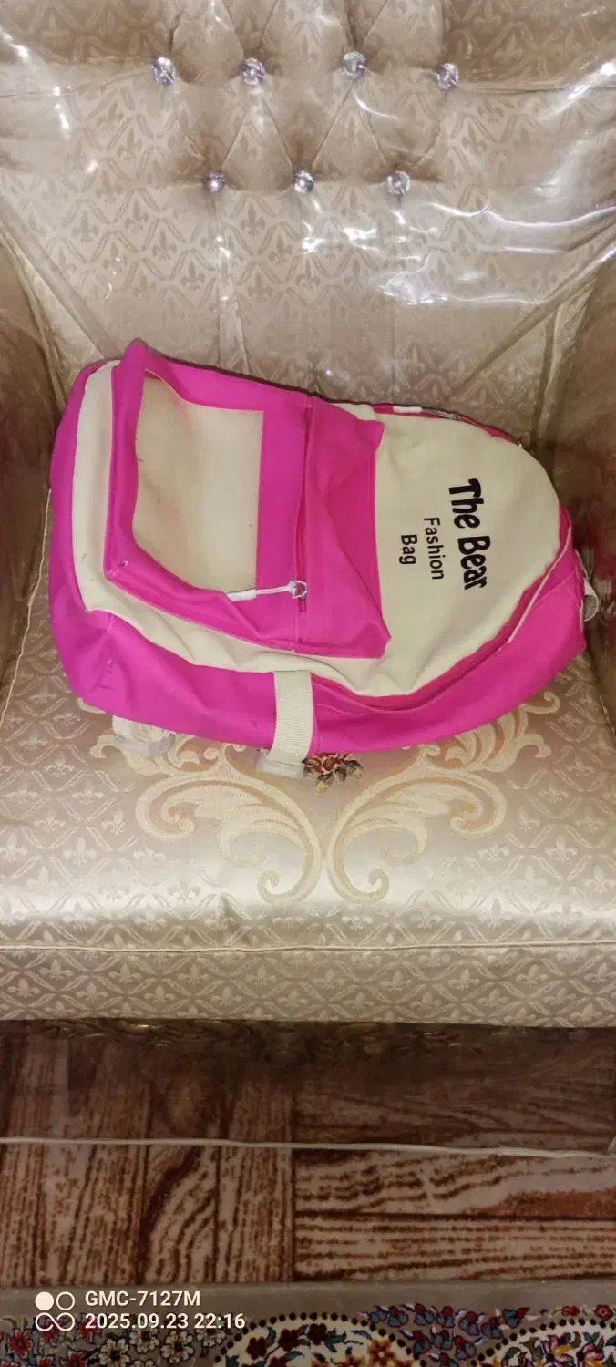 کیف مدرسه دخترانه|کیف، کفش، کمربند|رباط‌کریم, کیکاور|دیوار