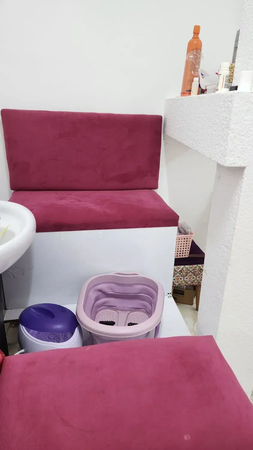 تخت مژه  صورتی و  سن پدیکور باصندلی فوری|آرایشگاه و سالن‌های زیبایی|رشت, حاجی آباد|دیوار
