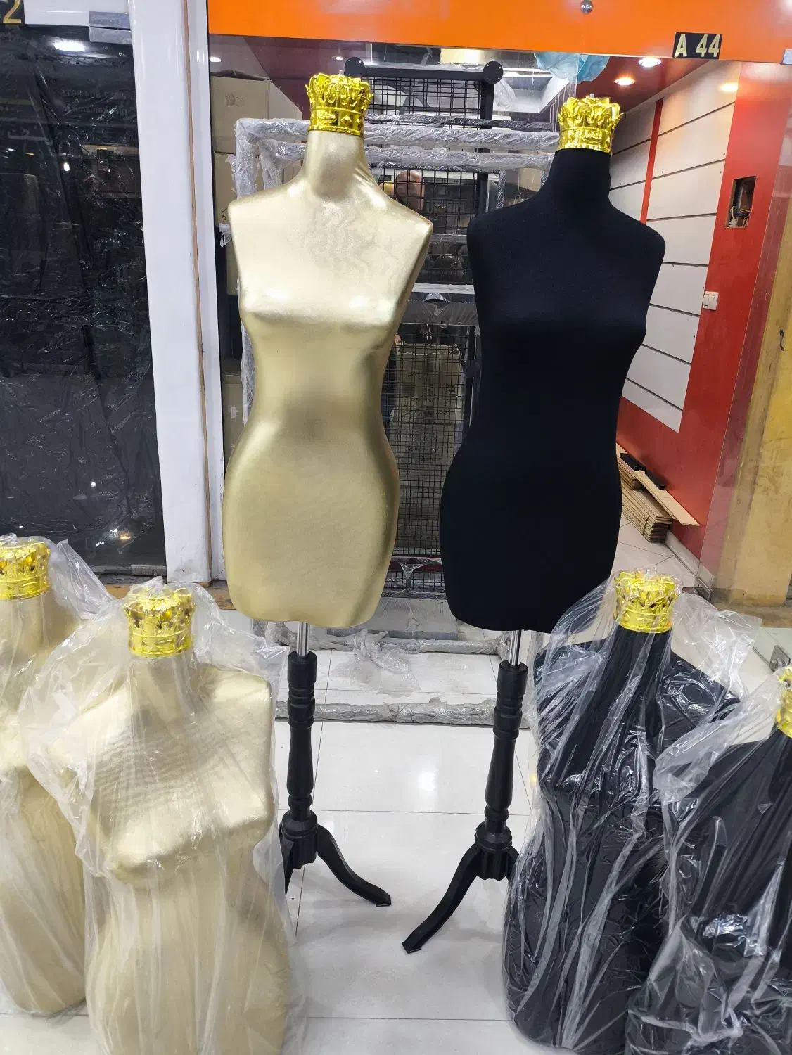 مانکن ویترینی حرفه‌ای با پایه PVC|فروشگاه و مغازه|شیراز, شاهچراغ|دیوار