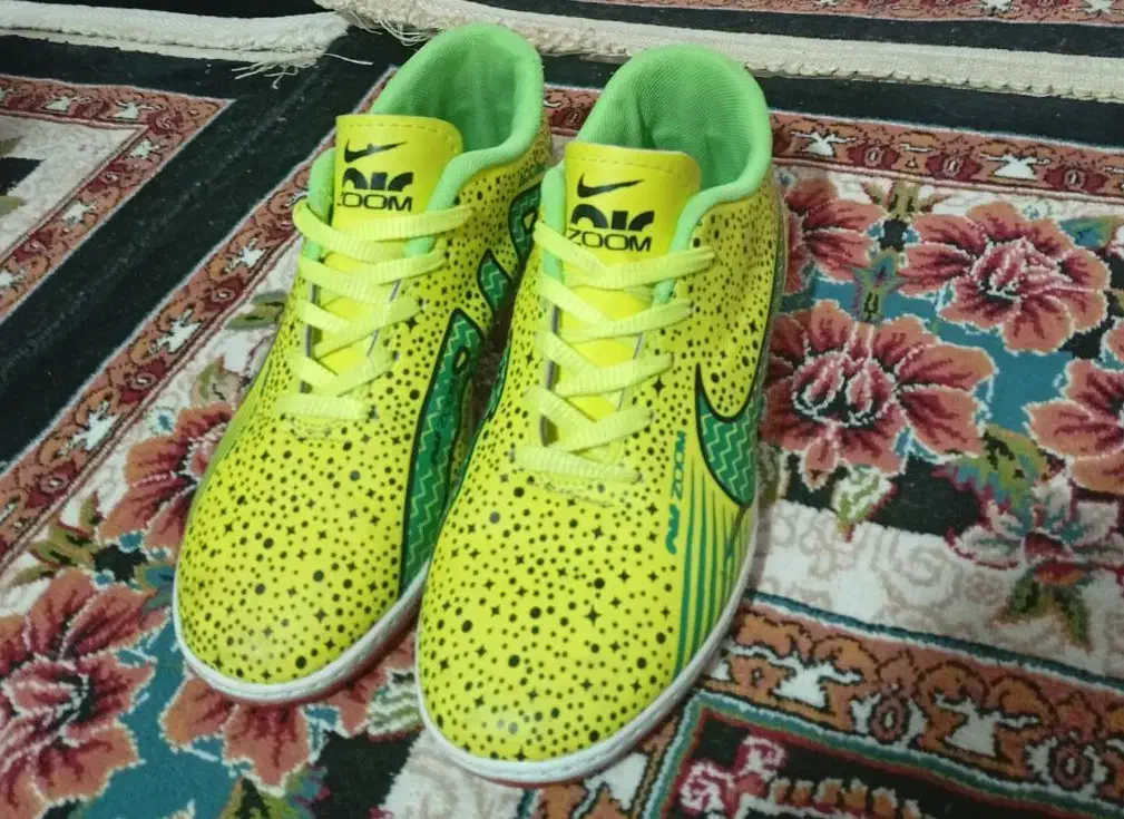 کفش ورزشی|کیف، کفش، کمربند|سجاس رود, |دیوار