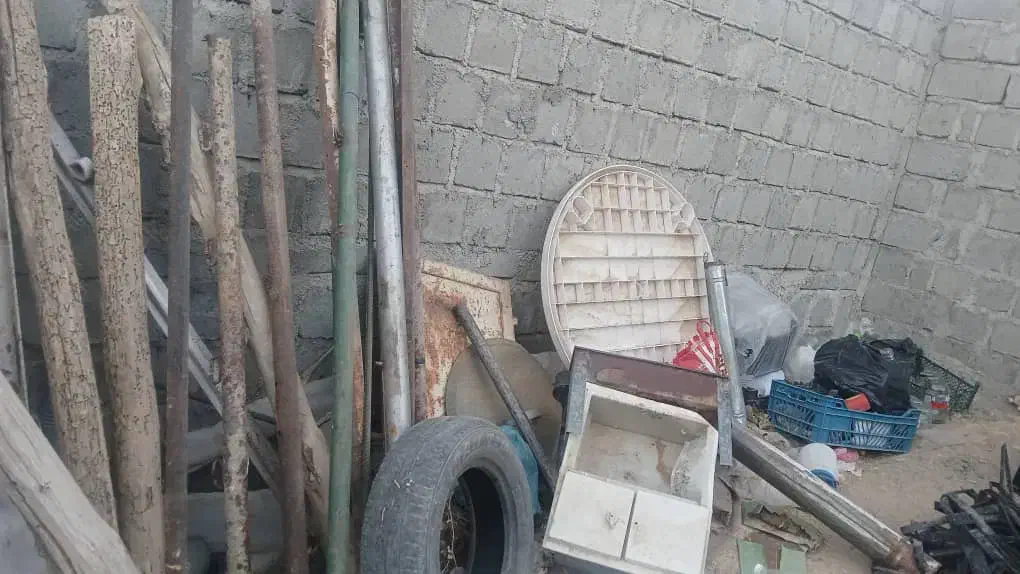 مقداری ضایعات در و پنجره و مصالح ساختمانی|مصالح و تجهیزات ساختمان|بوکان, |دیوار