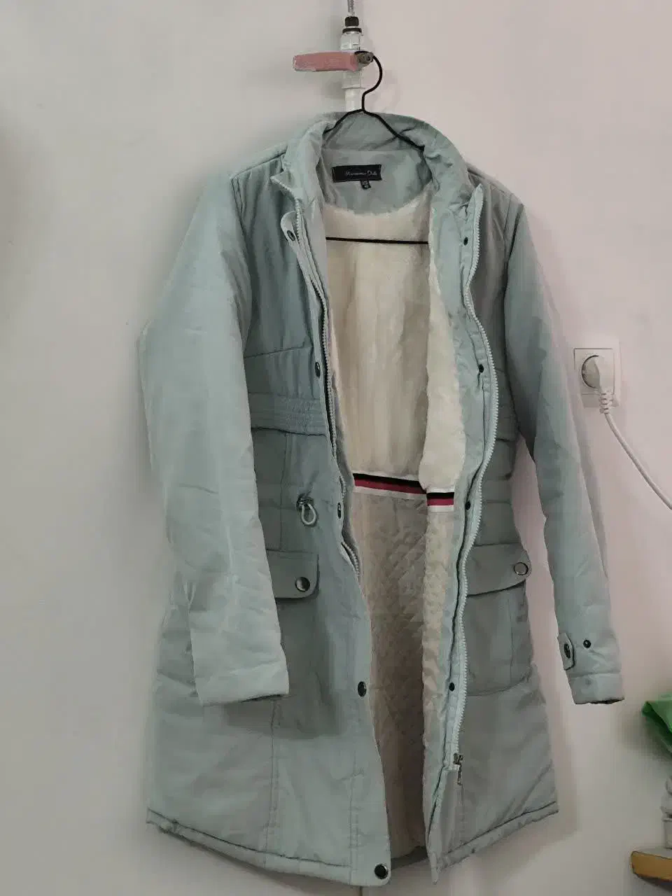 کاپشن|لباس|قم, ناصردیوان|دیوار