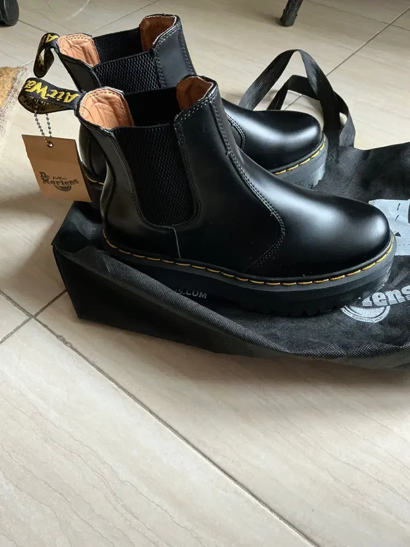 بوت دکترمارتین|کیف، کفش، کمربند|رشت, لاکان شهر|دیوار