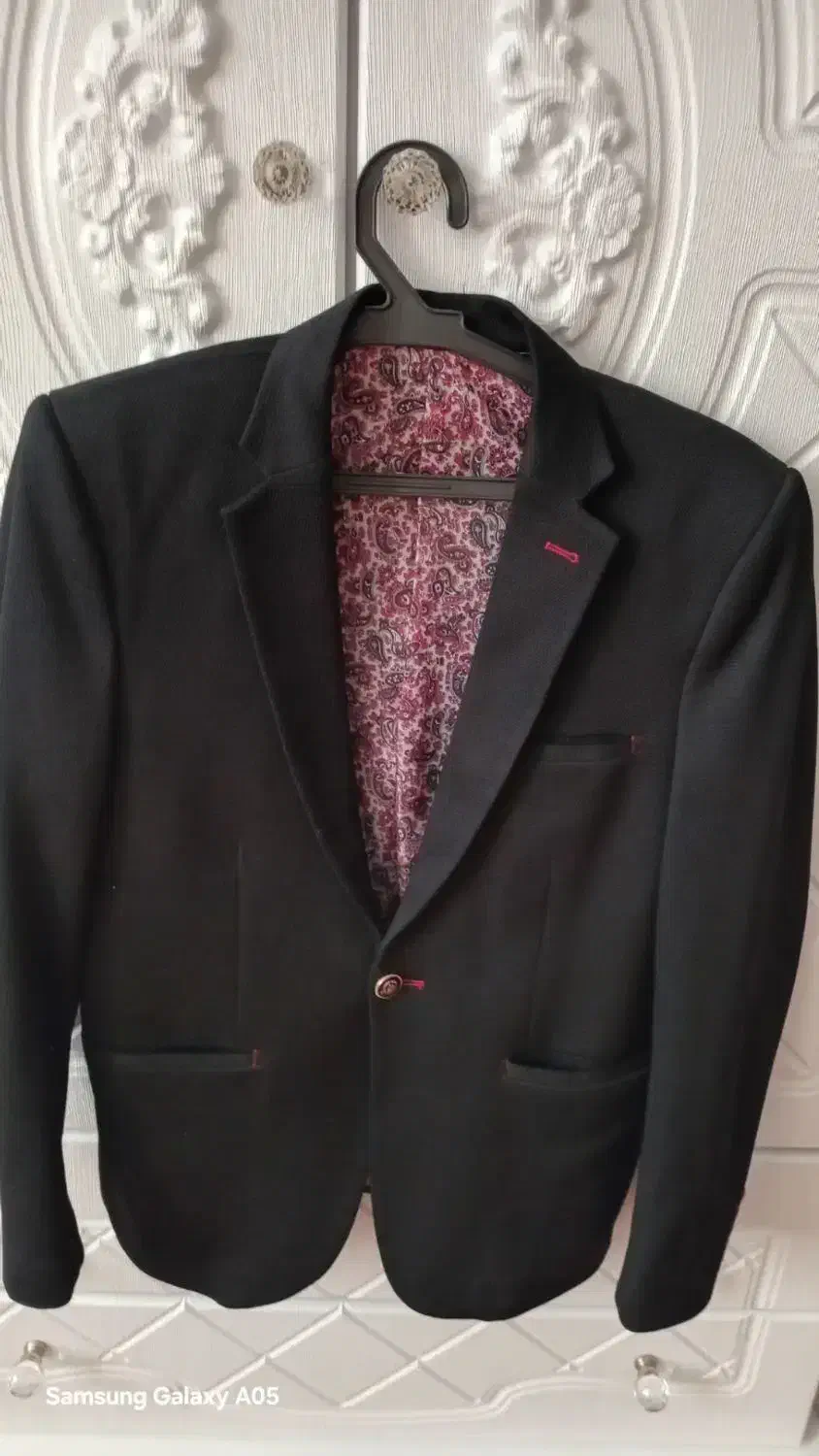 دوتا کت مردانه|لباس|ری, شهید غیوری (ابن باویه)|دیوار