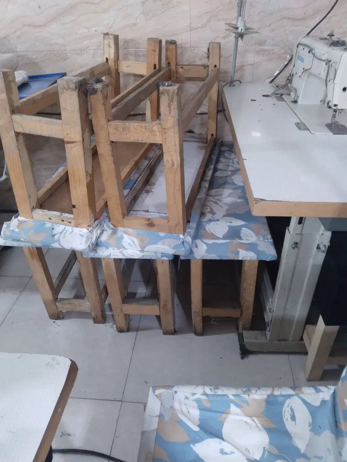 یک عدد چرخ قیچی دار سالم و تعدادی نیمک محکم|لوازم خیاطی و بافتنی|تهران, شهرک ولیعصر شمالی|دیوار