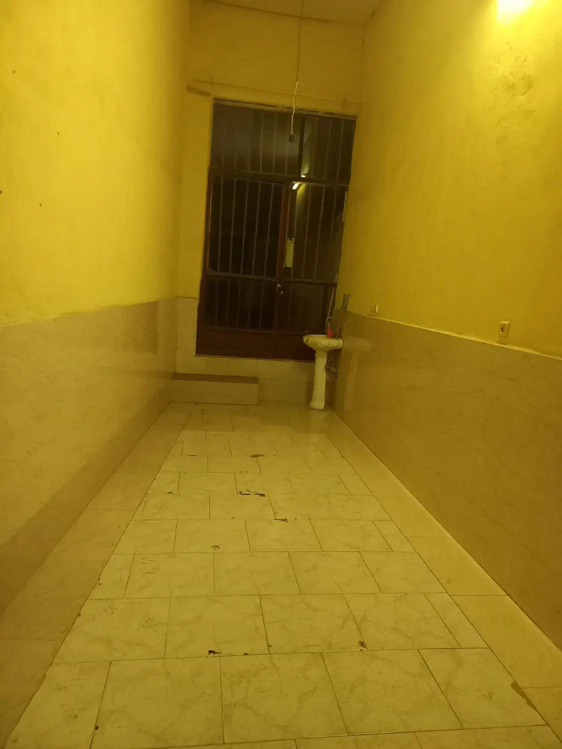 مغازه ۲۰ متری با سرویس / خ تهران|اجارهٔ مغازه و غرفه|قائمشهر, |دیوار