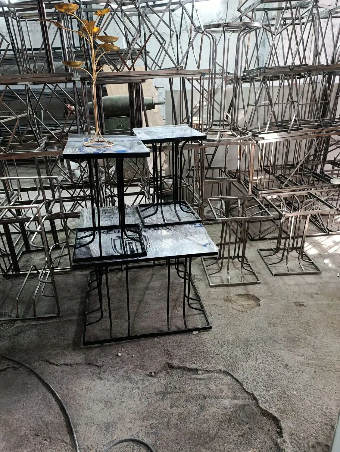 جلومبلی آینه قدی سینی قیمت بینظیر|مبلمان خانگی و میز عسلی|تبریز, |دیوار