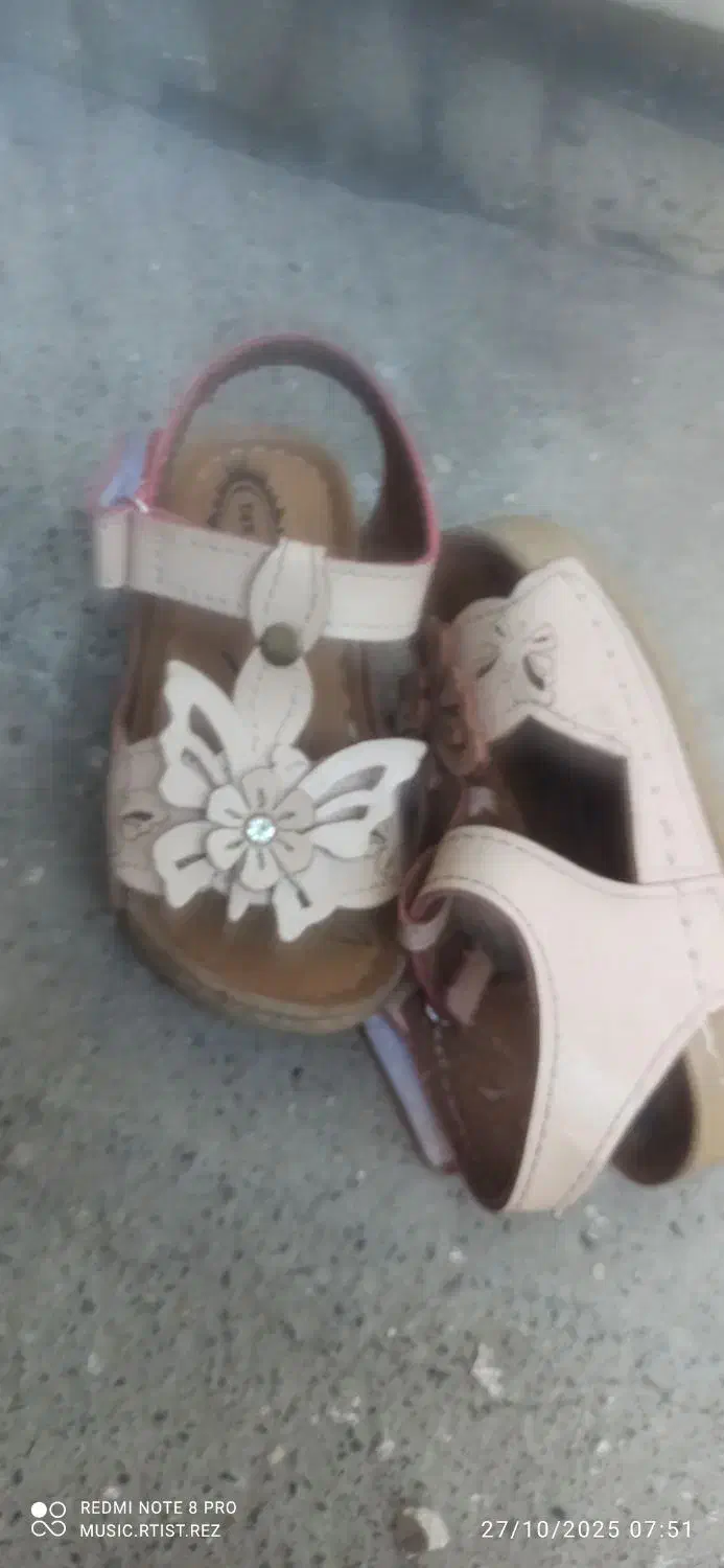 این یه جفت دمپایی خونه ما جامانده|اشیا|خوی, |دیوار