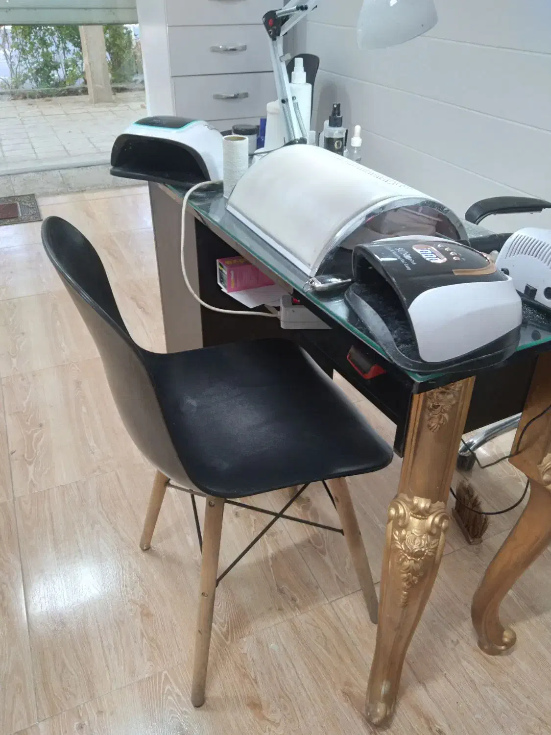 میز ناخن و استند بزرگ|آرایشگاه و سالنهای زیبایی|ملایر, |دیوار