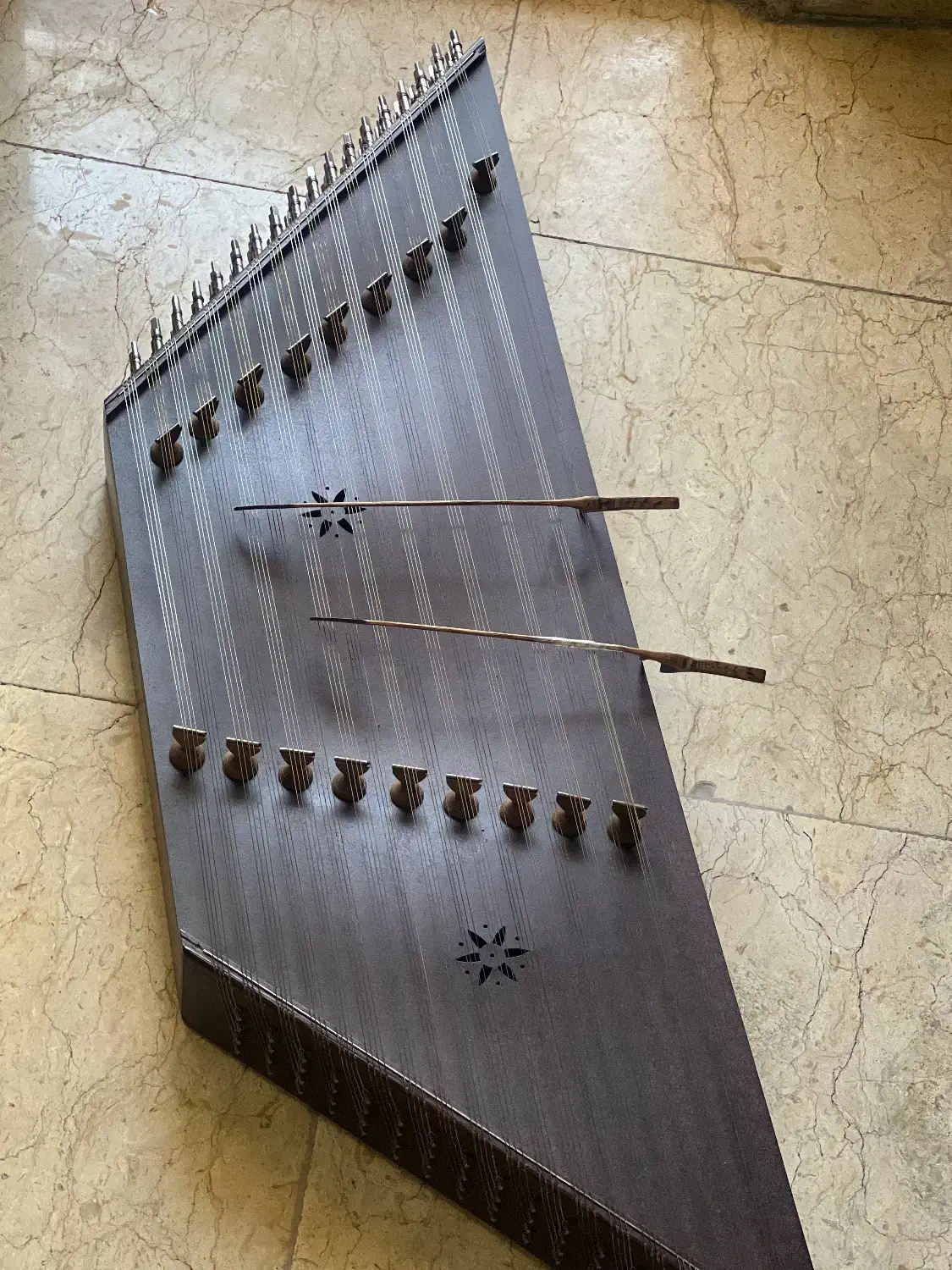 سنتور نو|سازهای سنتی|رشت, گلباغ نماز|دیوار