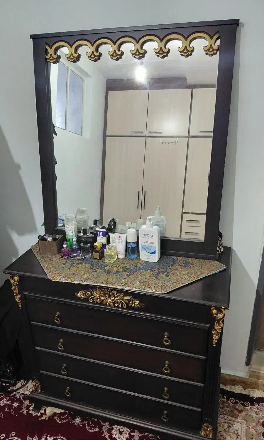 تخت دو نفره به همراه دراور و آینه و دو عدد پاتختی|تخت و سرویس خواب|نهاوند, |دیوار