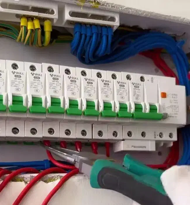 مجری برق صنعتی و برقکار ساختمان|خدمات پیشه و مهارت|الیگودرز, |دیوار