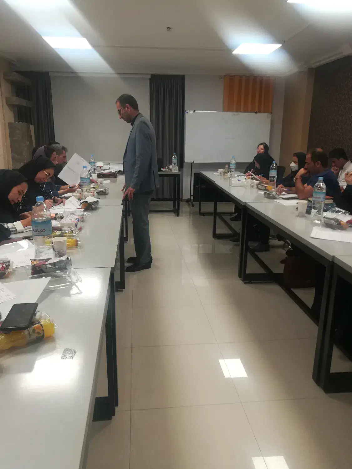 سالن کنفرانس|اجارهٔ کوتاه‌مدت دفتر کار و فضای آموزشی|مشهد, بهشت|دیوار