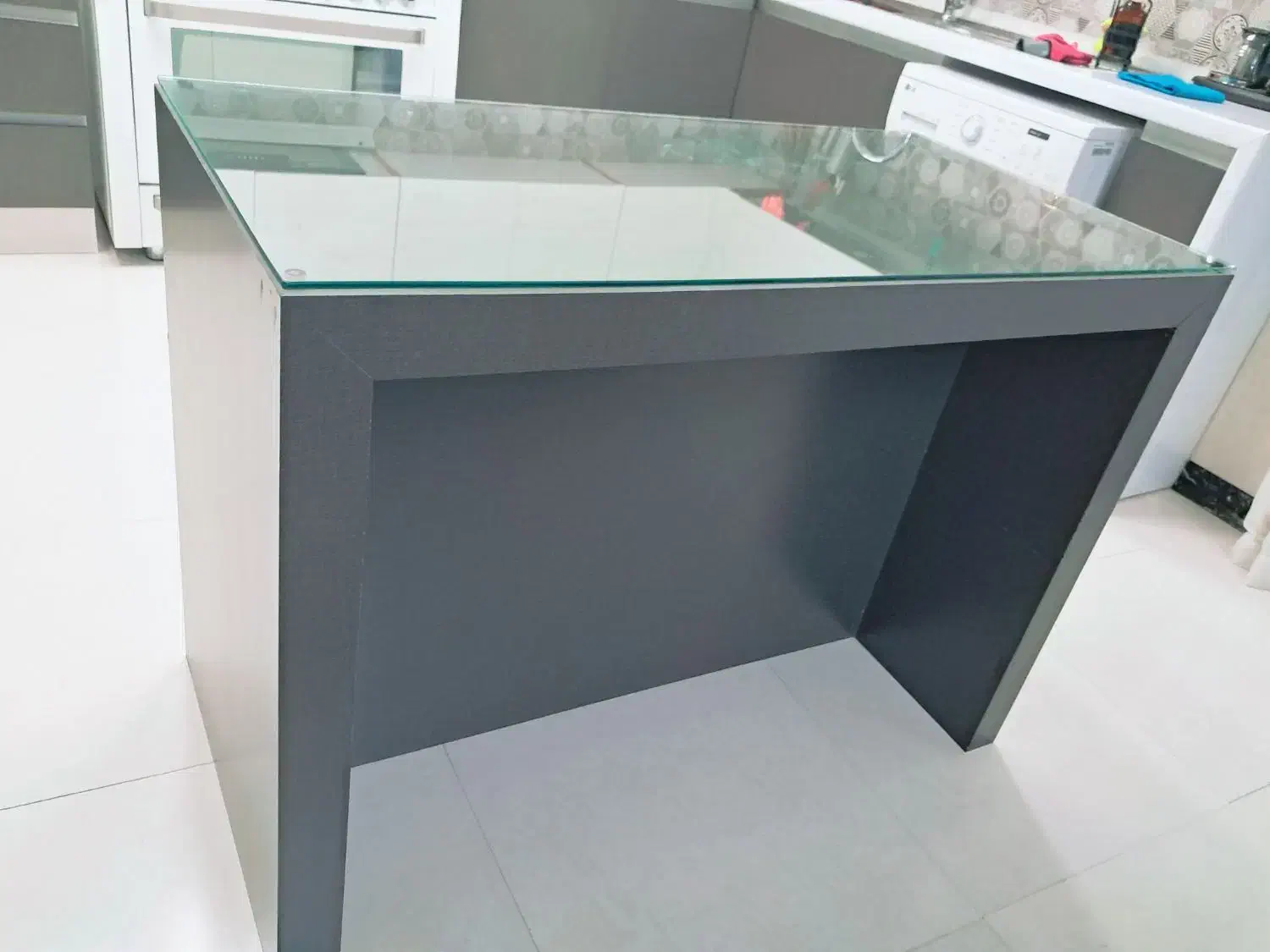 میز جزیره|میز و صندلی غذاخوری|اصفهان, کوی ولی عصر|دیوار