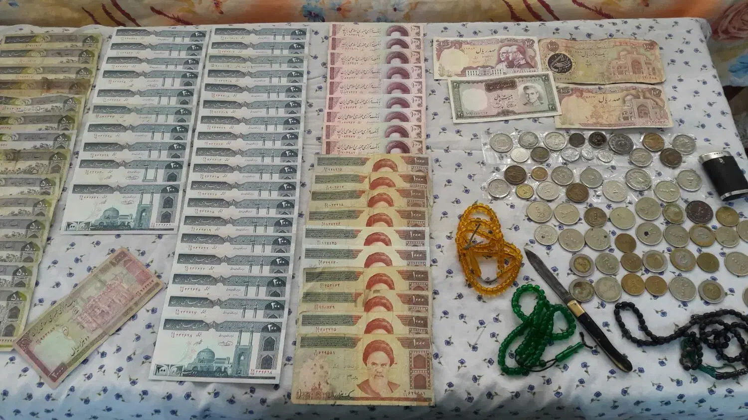 کلکسیونی از اسکناس های قدیمی|کلکسیون سکه، تمبر، اسکناس|مراغه, |دیوار