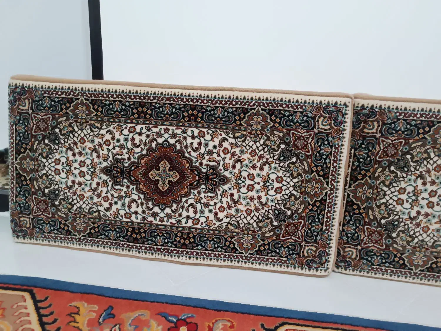 یک جفت پشتی نو|پشتی|فردوسیه, |دیوار