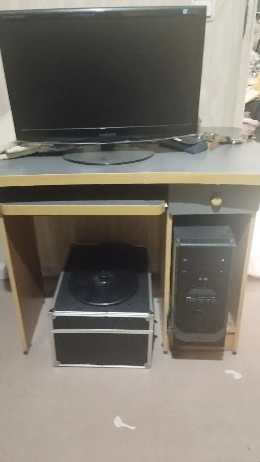 میز کامپیوتر و یک جفت کمد لباس و فرش 6متری|میز تحریر و کامپیوتر|فردیس, شهرک شهید حسینی|دیوار