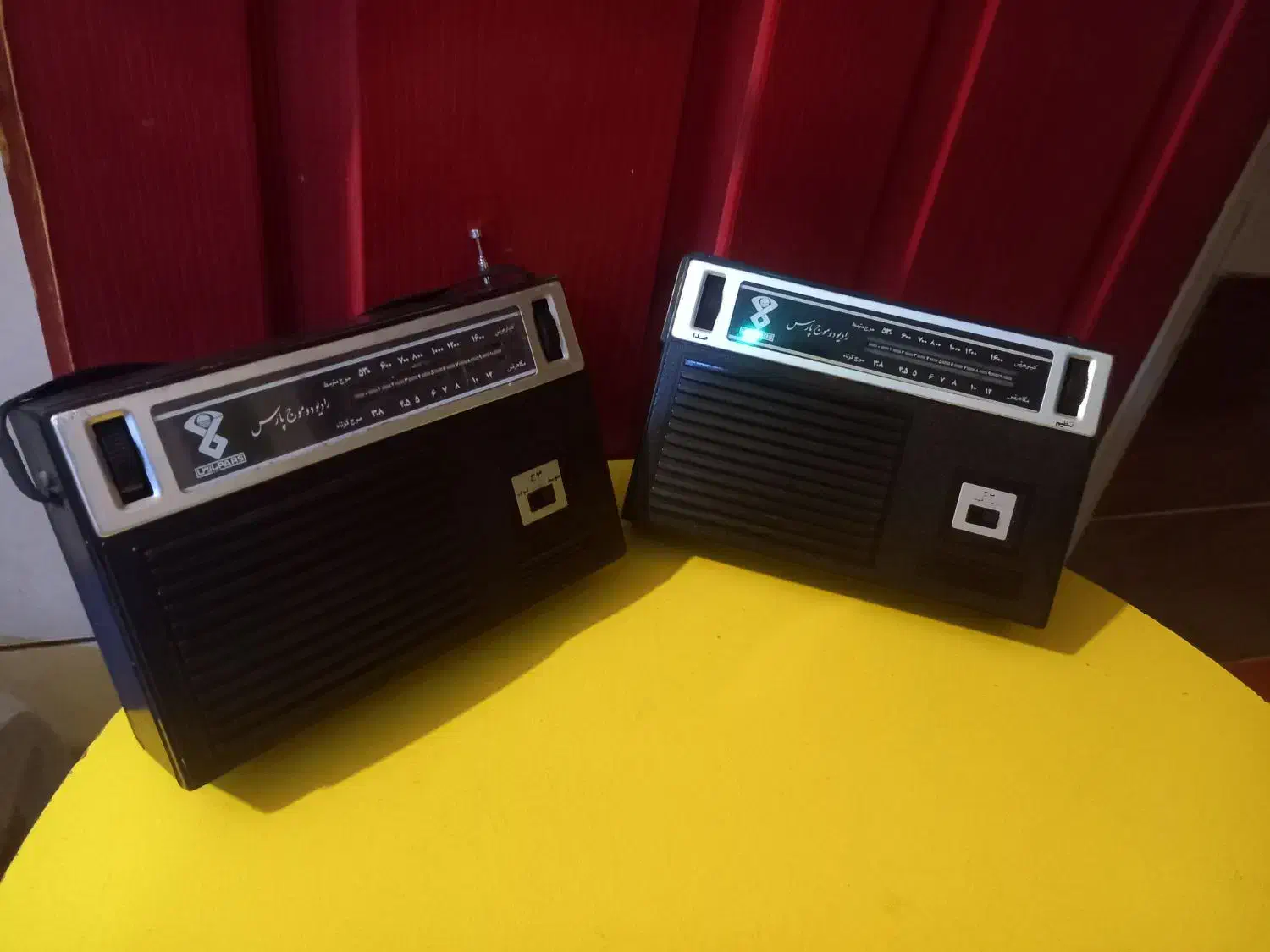 دو رادیو قدیمی یکی سالم ودیگری هم روشن میشه|کلکسیون اشیاء عتیقه|بندرعباس, |دیوار