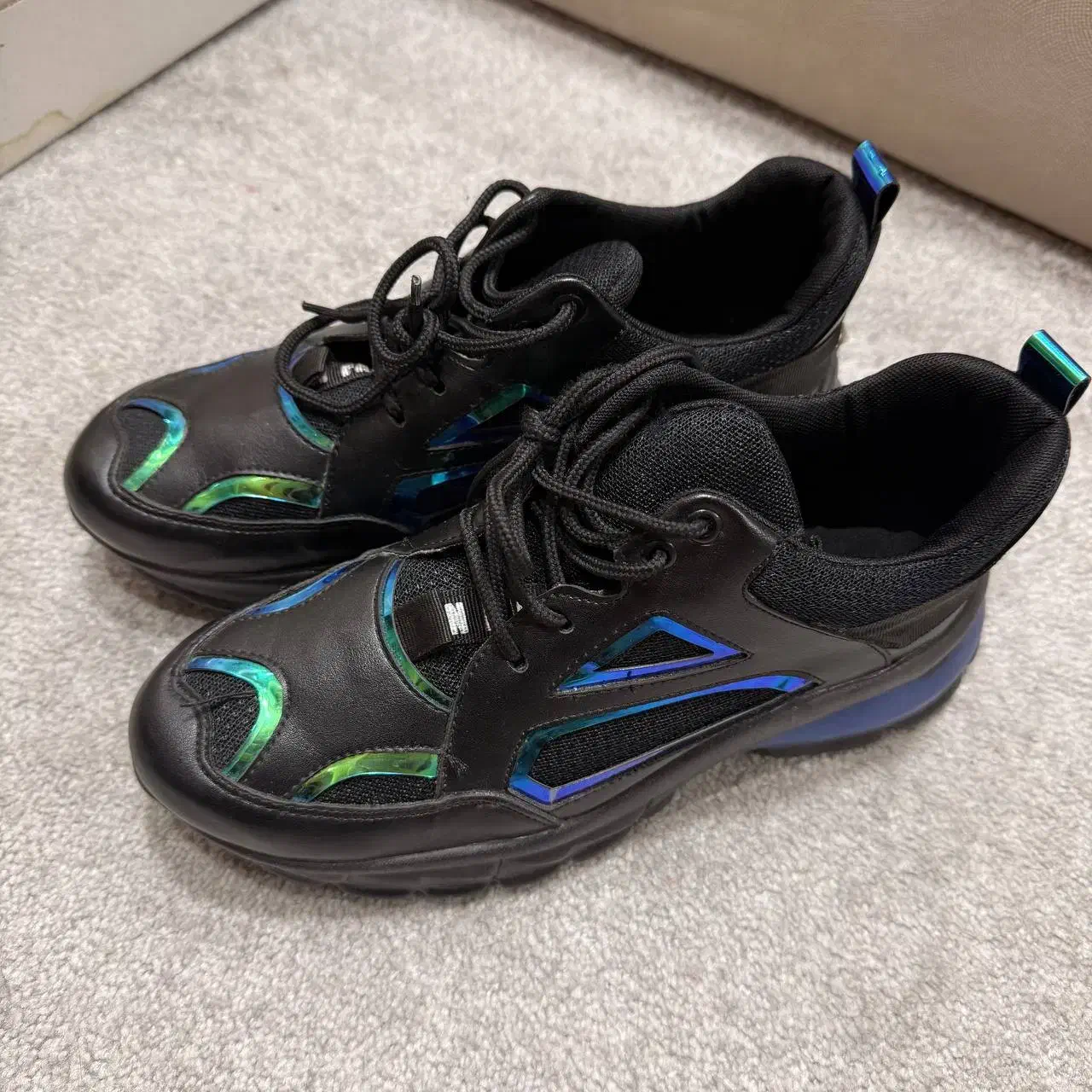 کفش اسپرت|کیف، کفش، کمربند|اصفهان, فرودگاه|دیوار