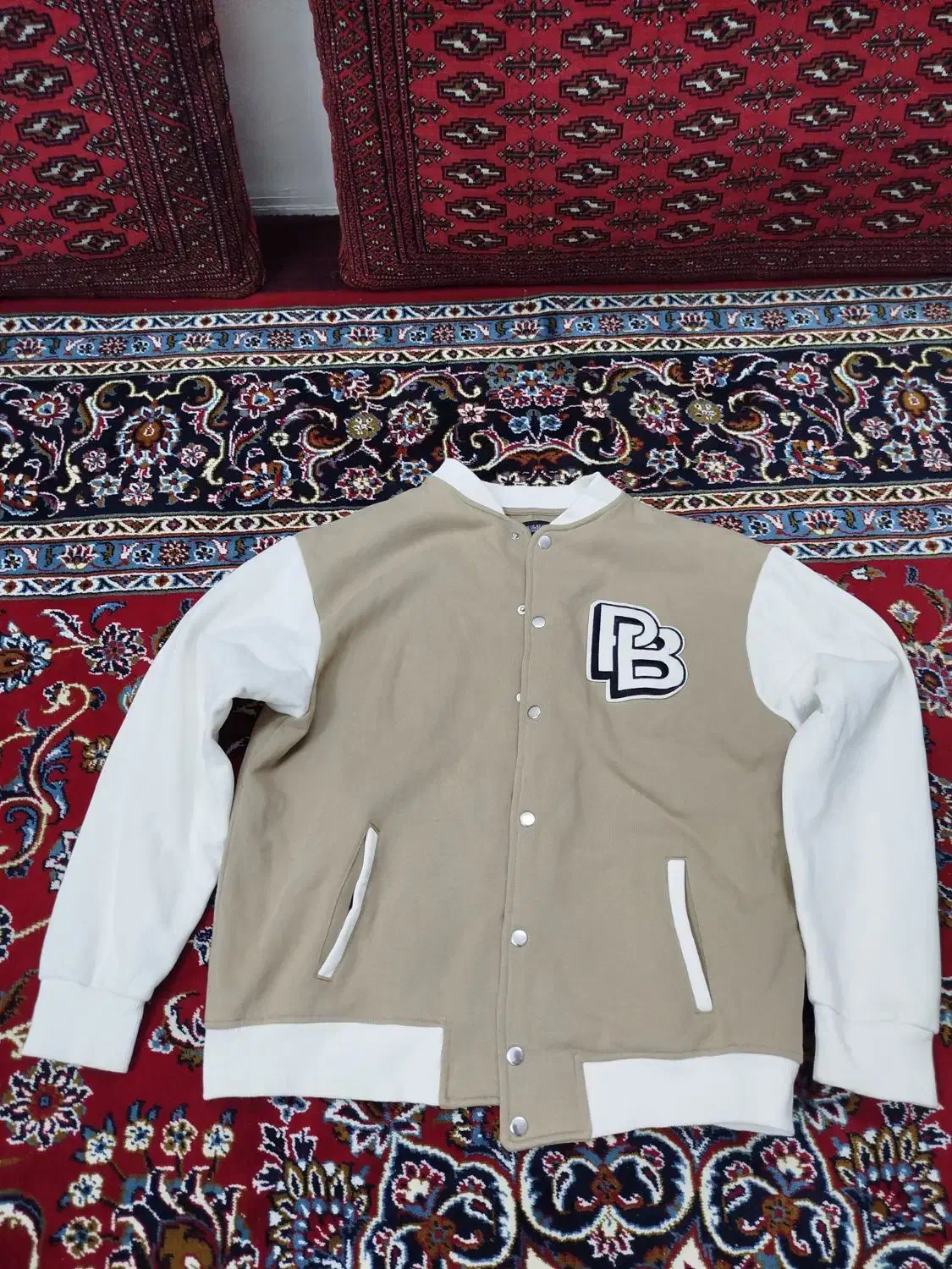 کاپشن، کتونی، بامبر، پیراهن پشمی|کیف، کفش، کمربند|کبودرآهنگ, |دیوار