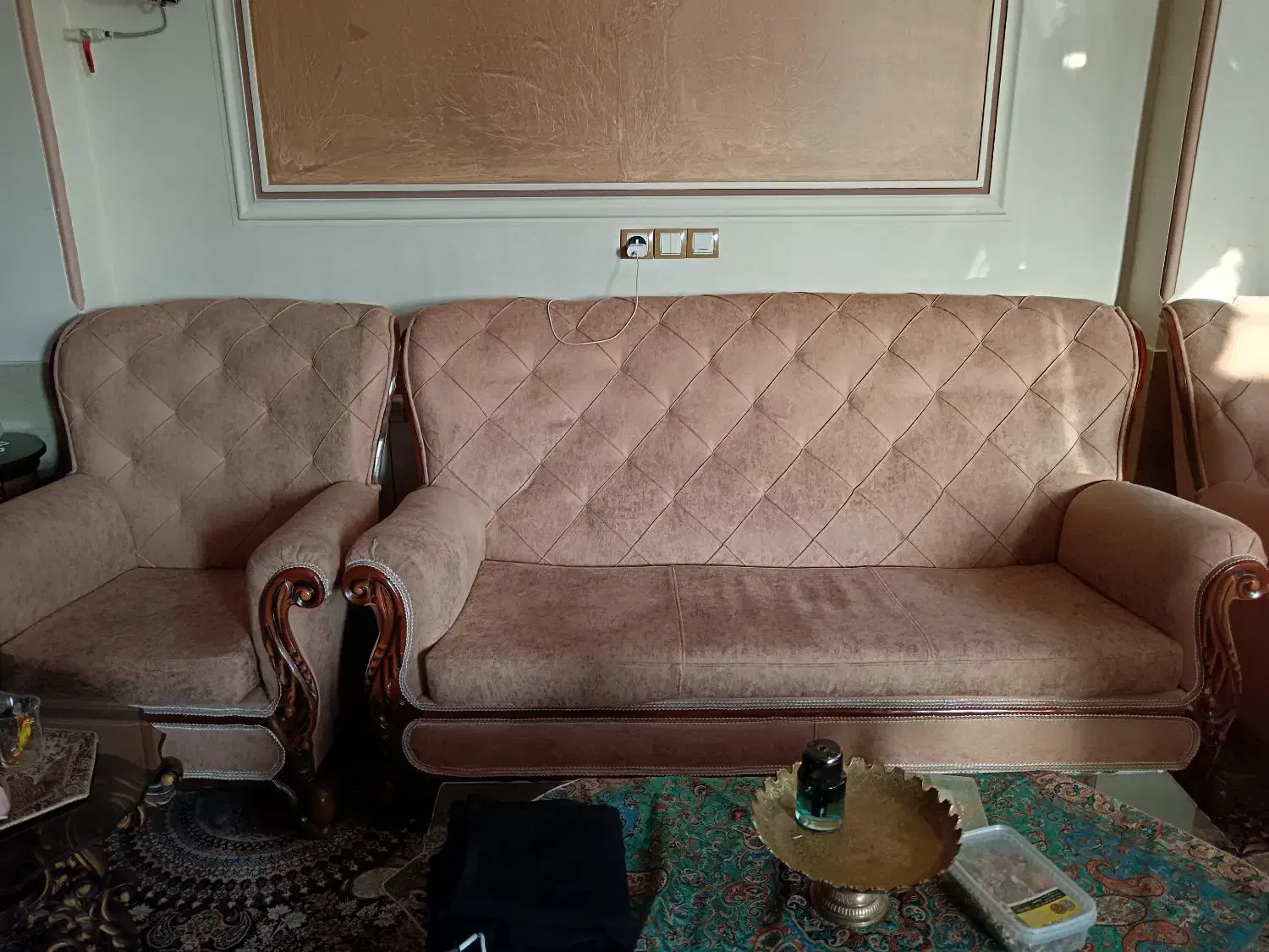 مبل راحتی کاملا نو چوب وپارچه سالم|مبلمان خانگی و میز عسلی|اندیشه, اندیشه فاز ۳|دیوار