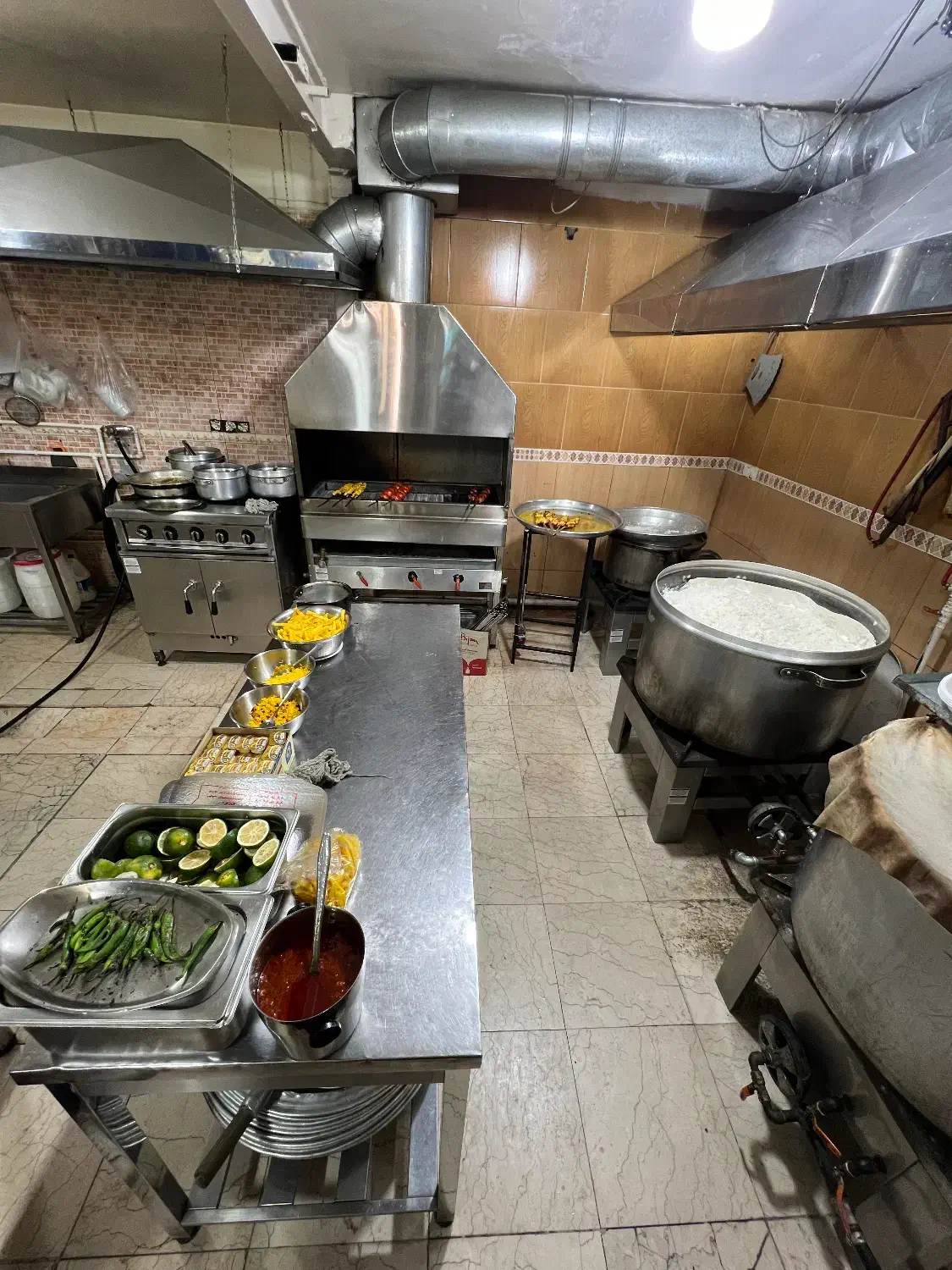 کمک آشپز ماهر  کارگر ساده|استخدام خدمات فروشگاه و رستوران|تهران, اتحاد|دیوار