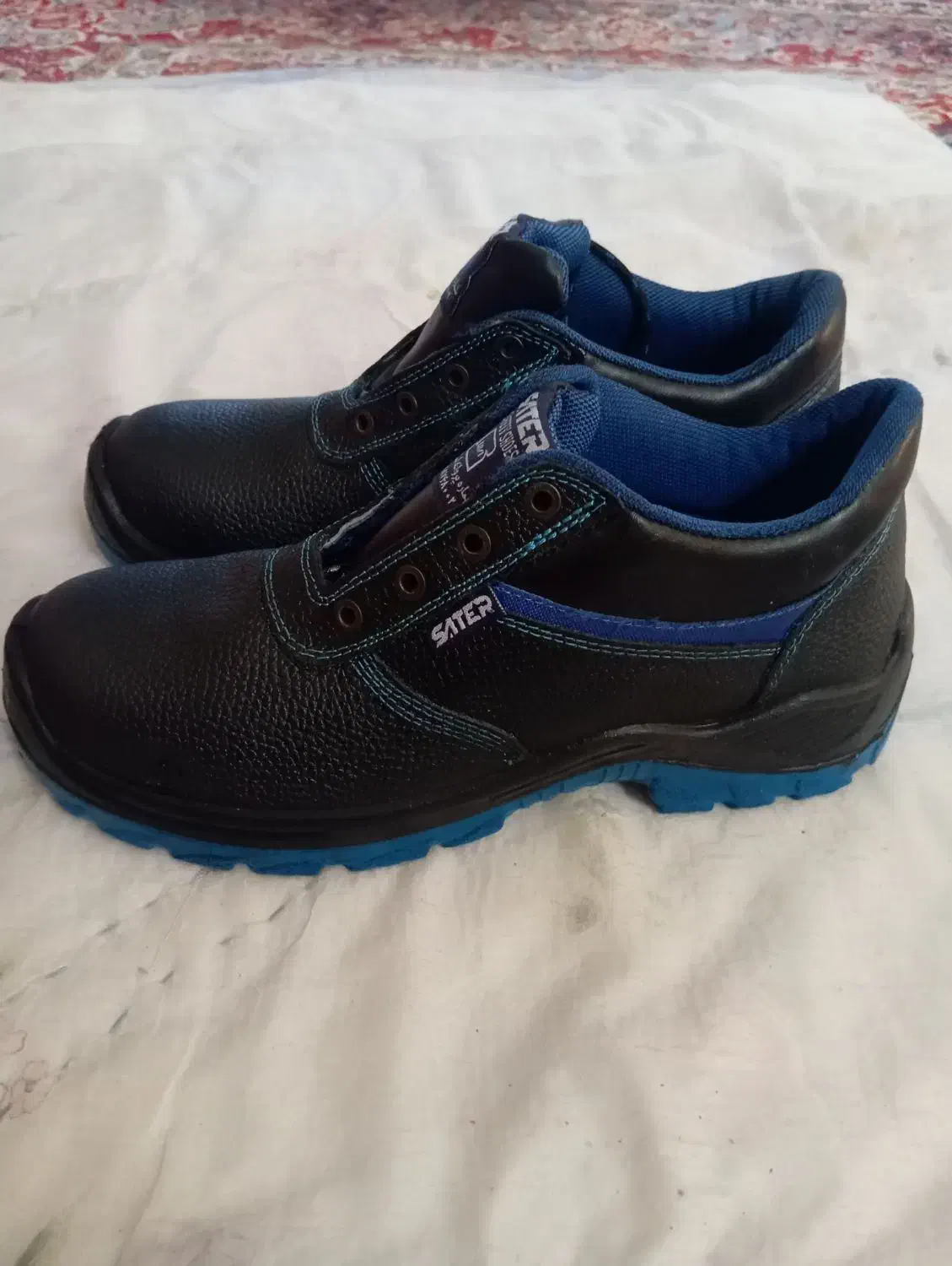 سه جفت کفش کار نو|کیف، کفش، کمربند|بم, |دیوار