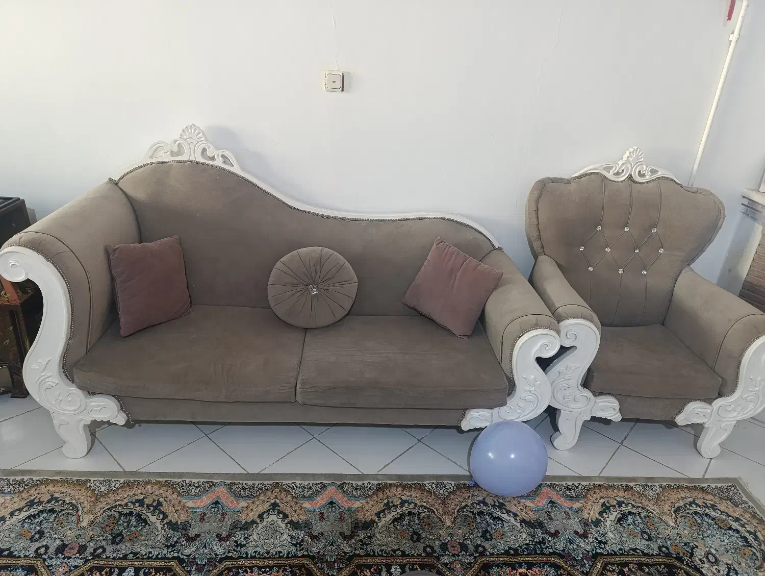 مبلمان هفت نفره به همراه دو میز عسلی سفید|مبلمان خانگی و میز عسلی|دماوند, گیلاوند|دیوار