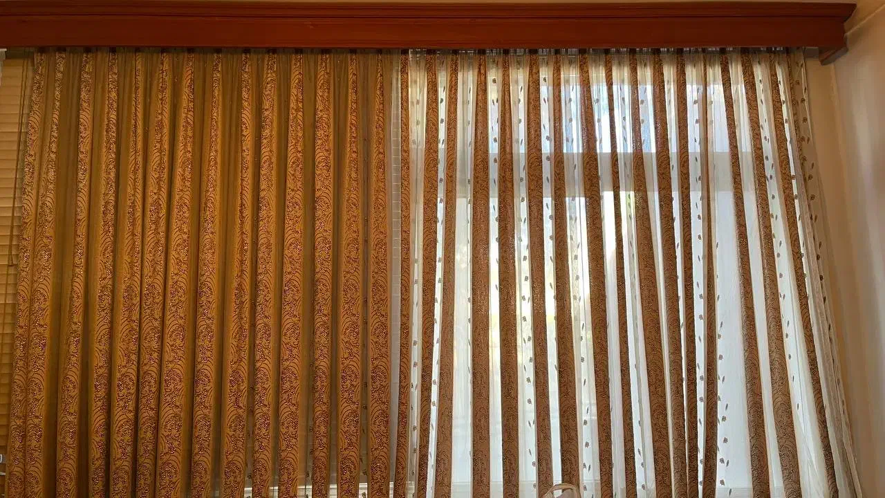 پرده حریر و گیپور کار شده و کتیبه سالم در حد صفر|پرده، رانر، رومیزی|گرگان, |دیوار