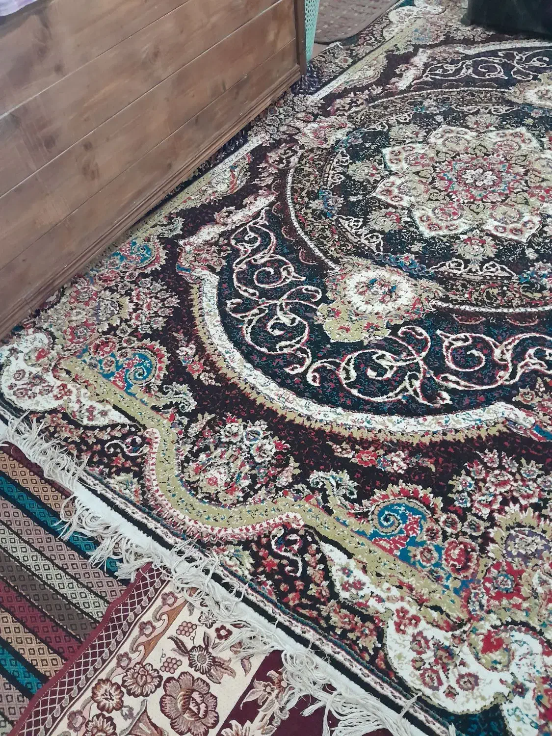 دوعددفرش ۶متری یک عددتخت یکنفره با تشک ومیز ارایش|فرش|رویان, |دیوار