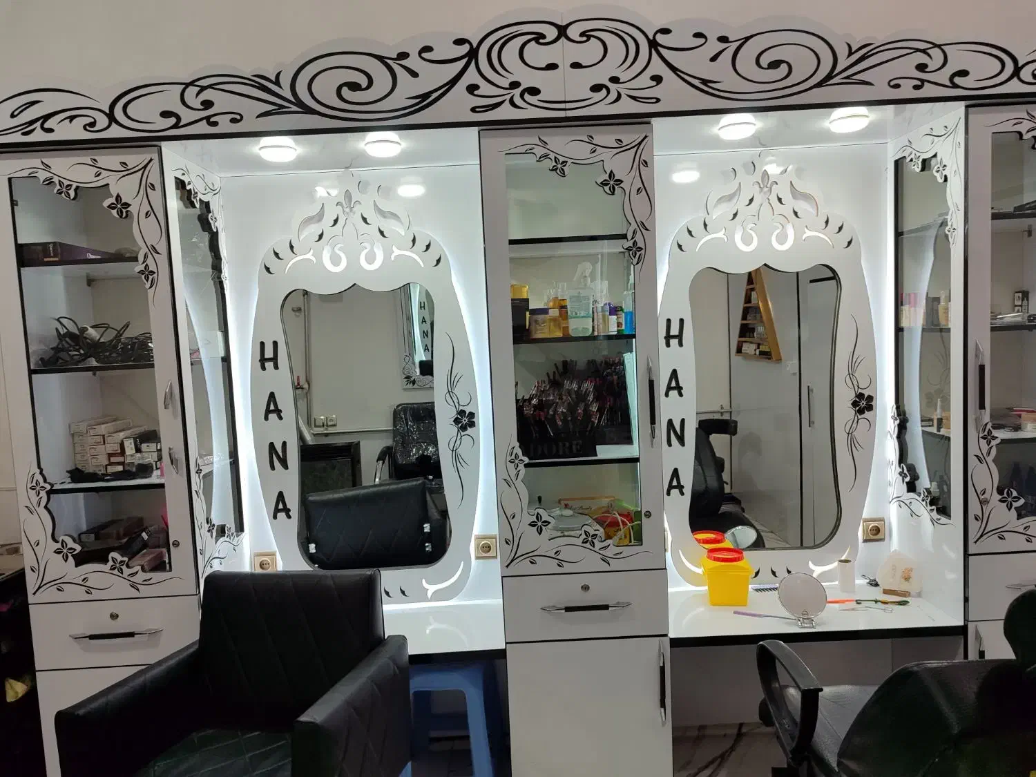 کل وسایل ناخن،تابلو،کل کمد همراه آینه|آرایشگاه و سالن‌های زیبایی|گرمی, |دیوار