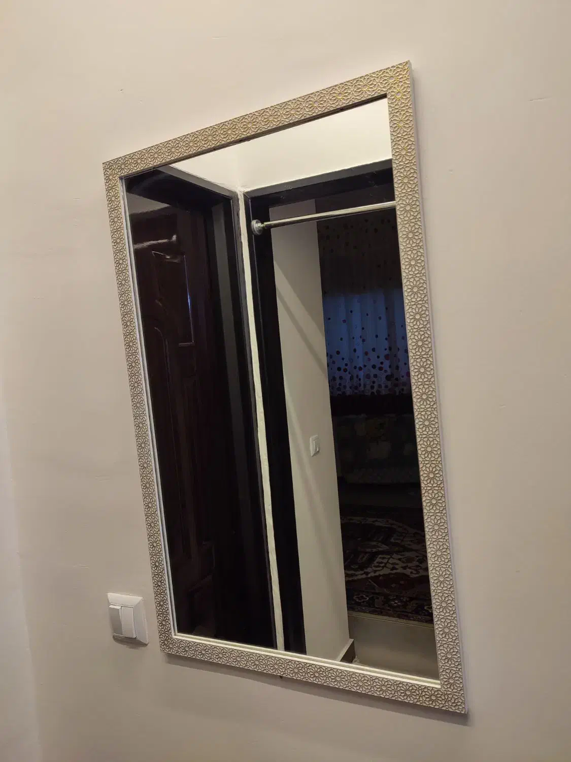 آیینه نو|آینه|گلبهار, شهر جدید گلبهار|دیوار