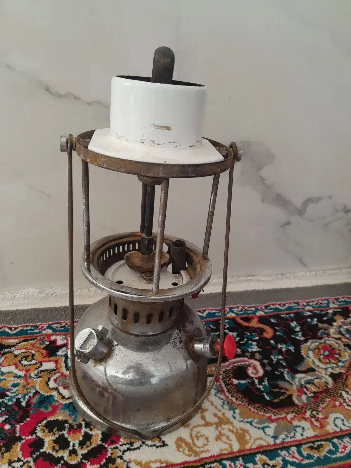 چراغ نفتی قدیمی. چراغ زنبوری|لامپ و چراغ|بزینه رود, |دیوار