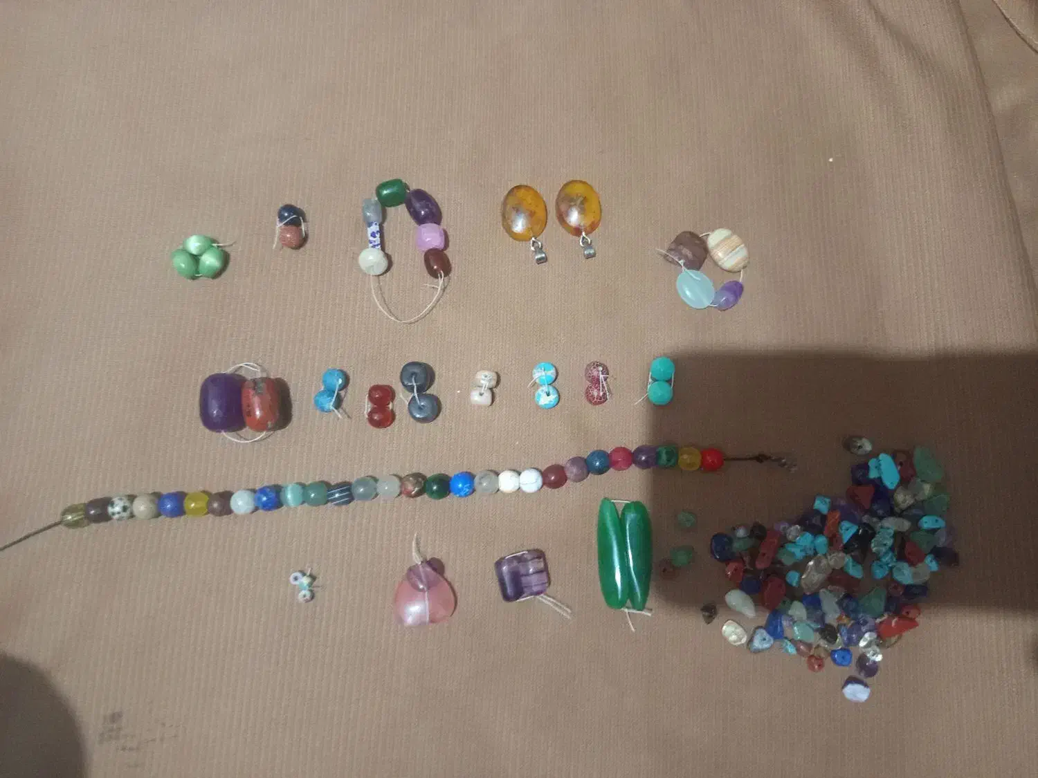 تعدادی مهره سنگی با دوعدد اویز کهربا|جواهرات|سیسخت, |دیوار