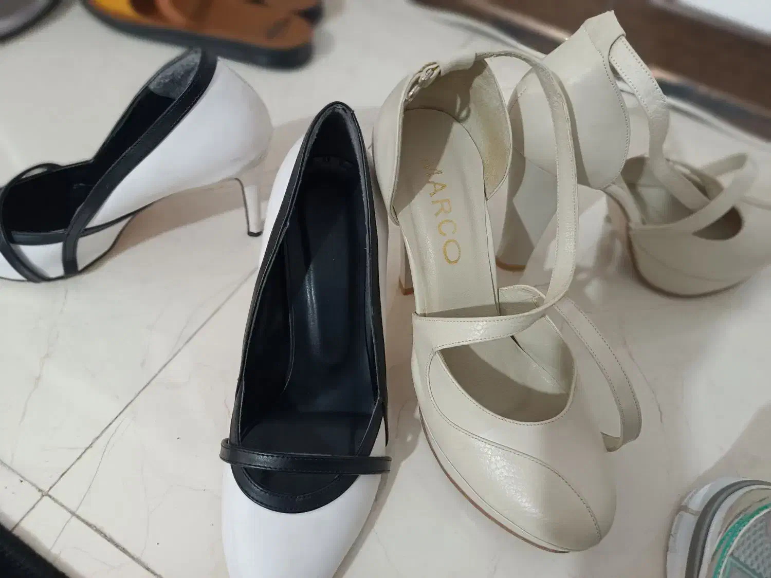 کفش|کیف، کفش، کمربند|پیشوا, |دیوار