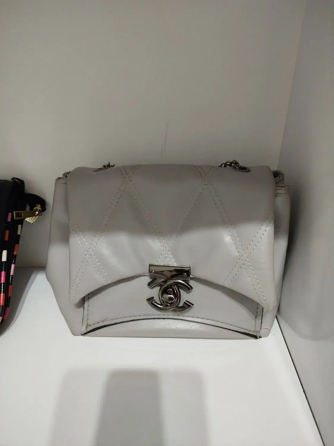 کیف|کیف، کفش، کمربند|تربت‌حیدریه, باغ سلطانی|دیوار