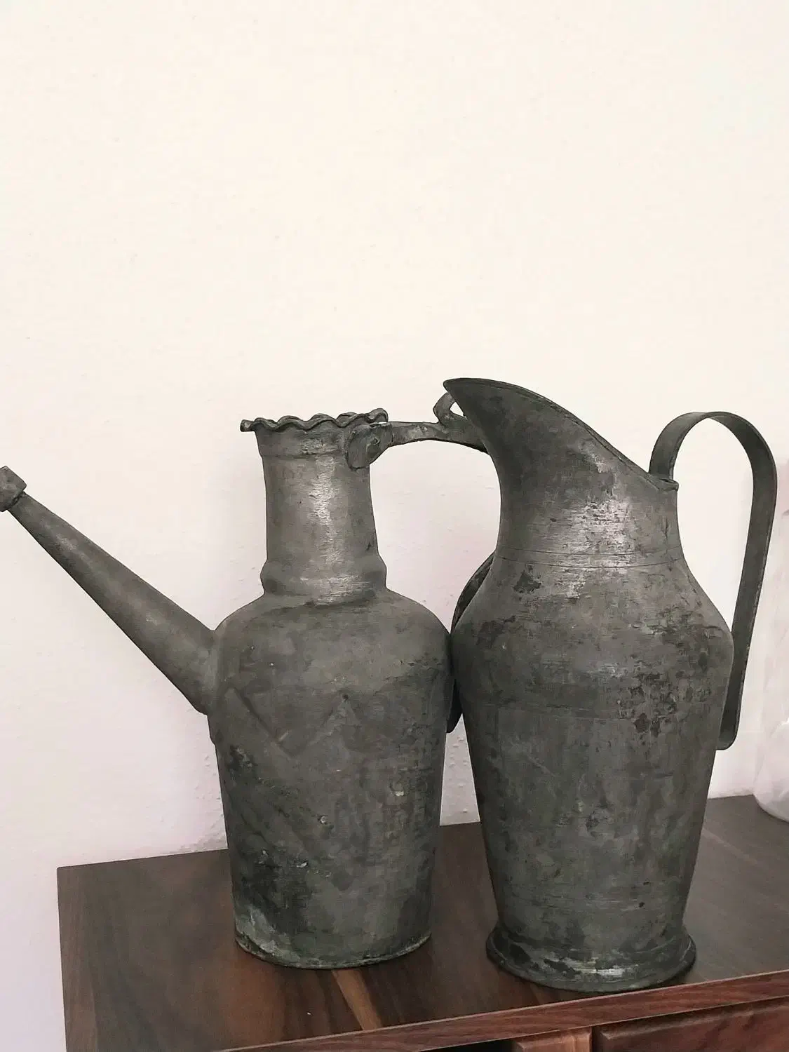 عتیقه مسی ، پارچ و آفتابه|کلکسیون اشیاء عتیقه|رشت, چله خانه|دیوار