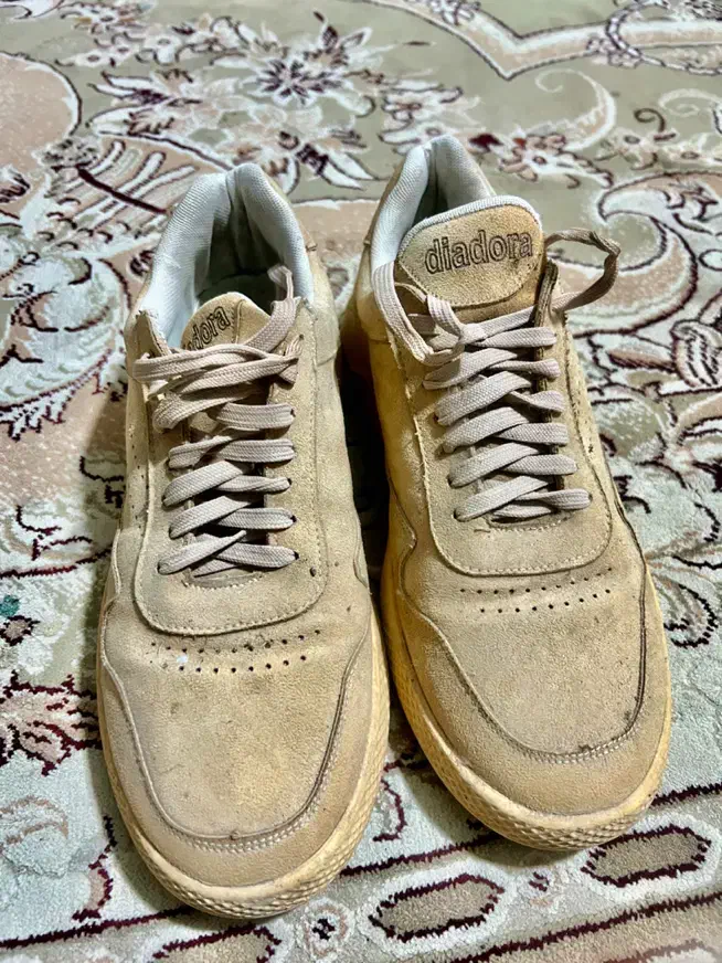 کفش اسپرت خارجی/کرم رنگ / در ح نو، نور|کیف، کفش، کمربند|نور, |دیوار