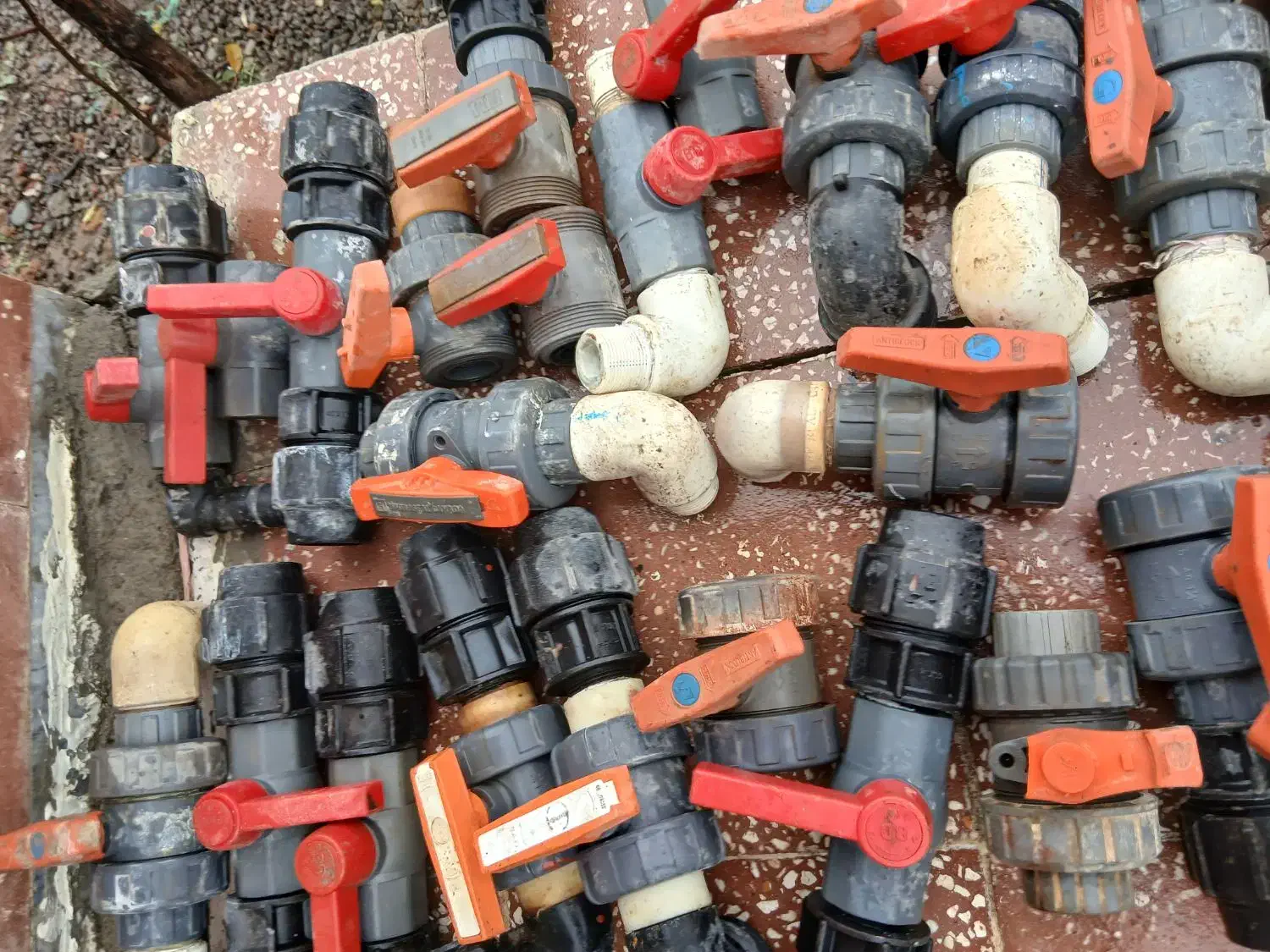 فروش شیر فلکه پلاستیکی وسراه و زانو تبدیل پلاستیکی|مصالح و تجهیزات ساختمان|انگوت, |دیوار