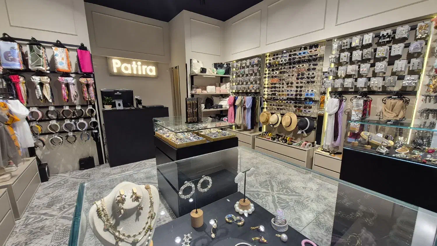 فروشنده پاره وقت جهت مغازه ی اکسسوری|استخدام بازاریابی و فروش|تهران, باغ فیض|دیوار